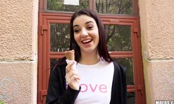 Sweet babe Jessica Malone shows off her oral skills