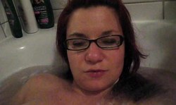 Nerdy amateur girlfriend takes a bath in the sexiest way