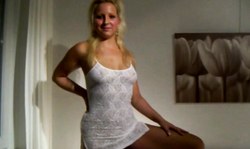 Bleached amateur hottie sticks a nice dildo in the asshole