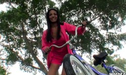 Stunning amateur babe with pierced nipples masturbates outdoors