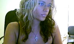 Toned golden cam girl dances fully naked and plays with a pussy