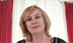 Granny Ghetto gorgeous granny Lady D gives a passionate blowjob