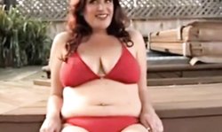 Jolie brune a la piscine