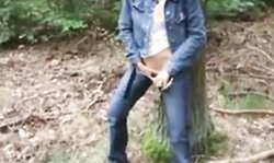 Geile blonde Milf fickt im Wald