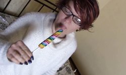 Reudige MILF steckt sich Lolli in die Fotze!