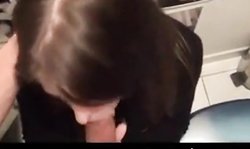 il me rejoins au wc pour se faire sucer