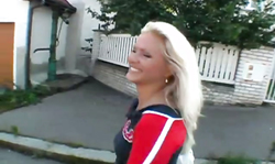 Fake blonde hottie revelas her tits in the street