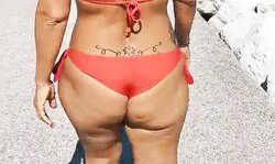 Romina si esibisce sul molo mi fa vedere il culo abbronzato