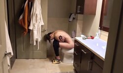 Delicious Naked Geo taking Dump