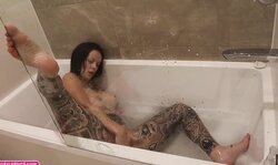 BIG TIT Big Thick BUTTLOCK Teenager Step MOM Playgirl Bathing and Cumming In The Hot Bath by Using the Shower Room Water Straight Out Of Tap pap-papa Melody Radford