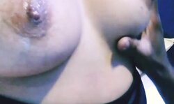 Chupando e lambendo teta mamilos suculentos