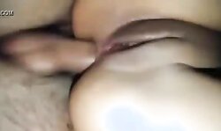 Socando no cuzinho da novinha até gozar.dad Repostando