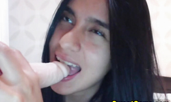 Pretty Hot Teen Rubs her Clit with a Vibrator