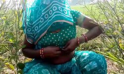 देहाती भौजी को गेहूँ के खेत मे रगड़ के चोदा