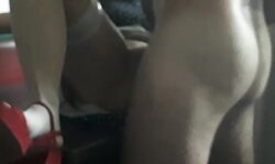 Moglie in calore si fa scopare sul tavolo