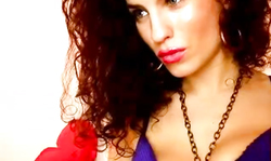 Curly babe fingers her pussy live at 1hottie everynight