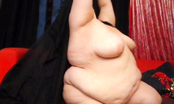 Big-butt BBW Luna reveals her awesome naked boobs and bottom!