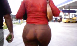 Lady with thin waist is having an awesome big booty