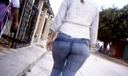 Babe with big booty is jiggling her bums when walking