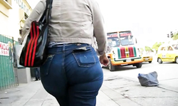 Awesome big booty of an all-natural amateur babe spotted on cam