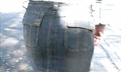 Amateur girl shows her curvy goods in public places