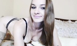 Lovely Teen Hottie Plays her Pussy