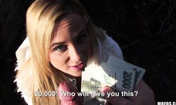 Golden babe Vinna Reed sucks a tasty prick down on the knees